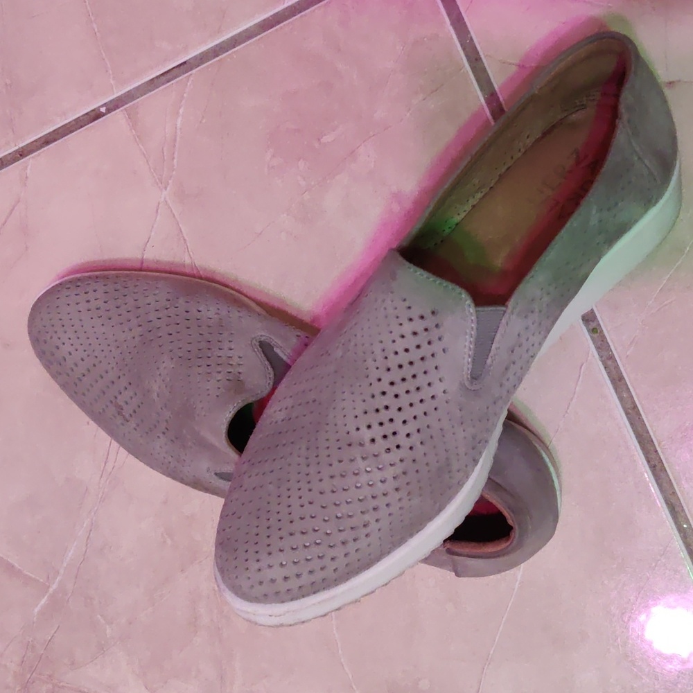 Naturlizers grey slip-on's